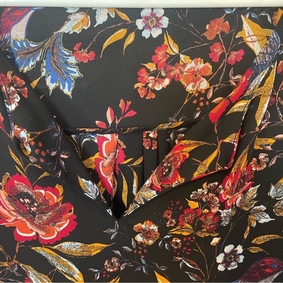 Short Sleeve V-Neck Floral Blouse - Picture 4 of 7